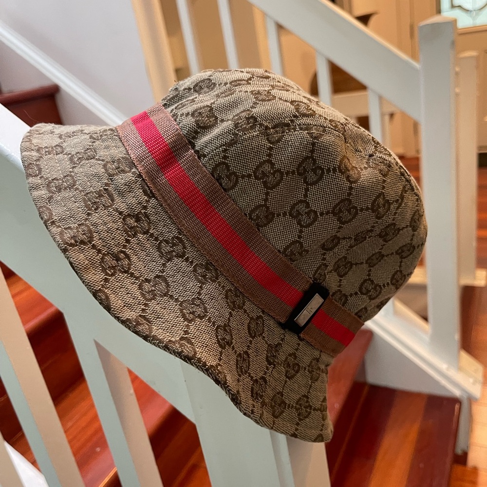 Gucci logo bucket hat. Cotton fabric. Size small.